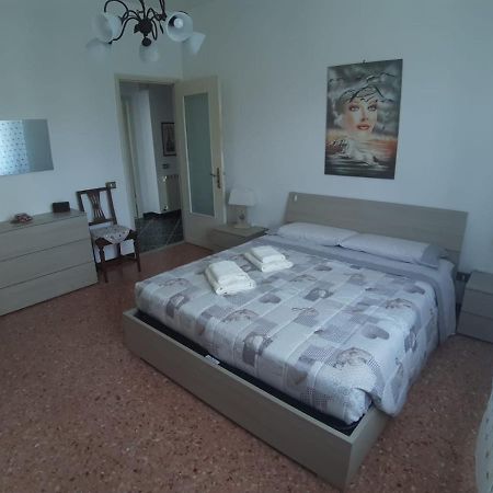 Appartamento centrale fino a 8 posti letto Pontremoli Esterno foto