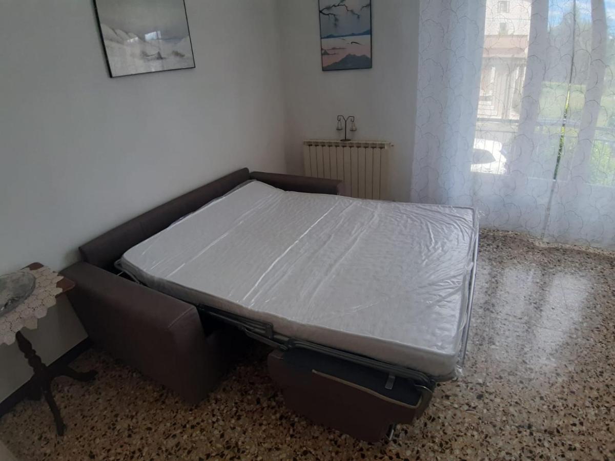 Appartamento centrale fino a 8 posti letto Pontremoli Esterno foto
