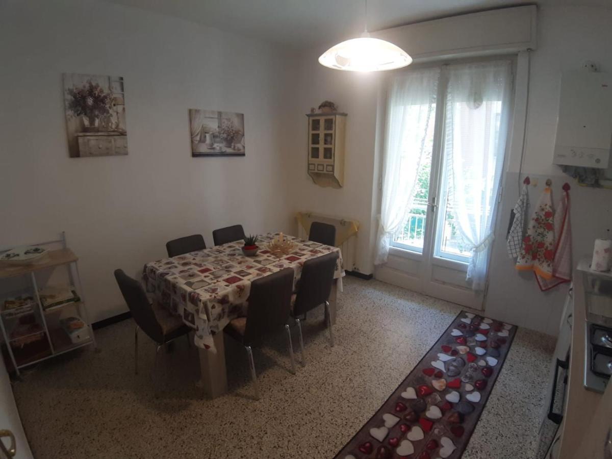 Appartamento centrale fino a 8 posti letto Pontremoli Esterno foto