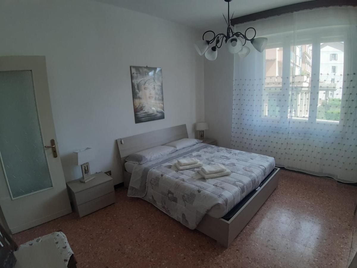 Appartamento centrale fino a 8 posti letto Pontremoli Esterno foto