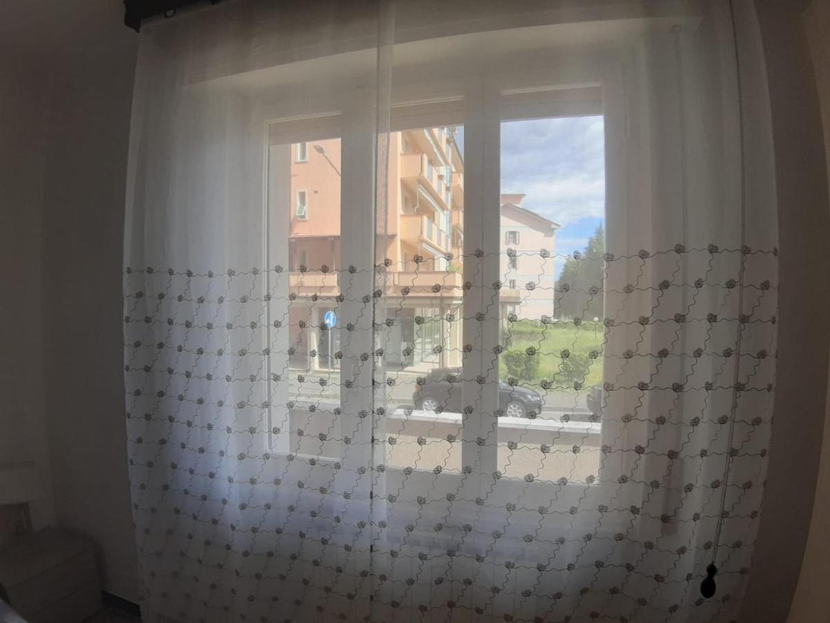 Appartamento centrale fino a 8 posti letto Pontremoli Esterno foto