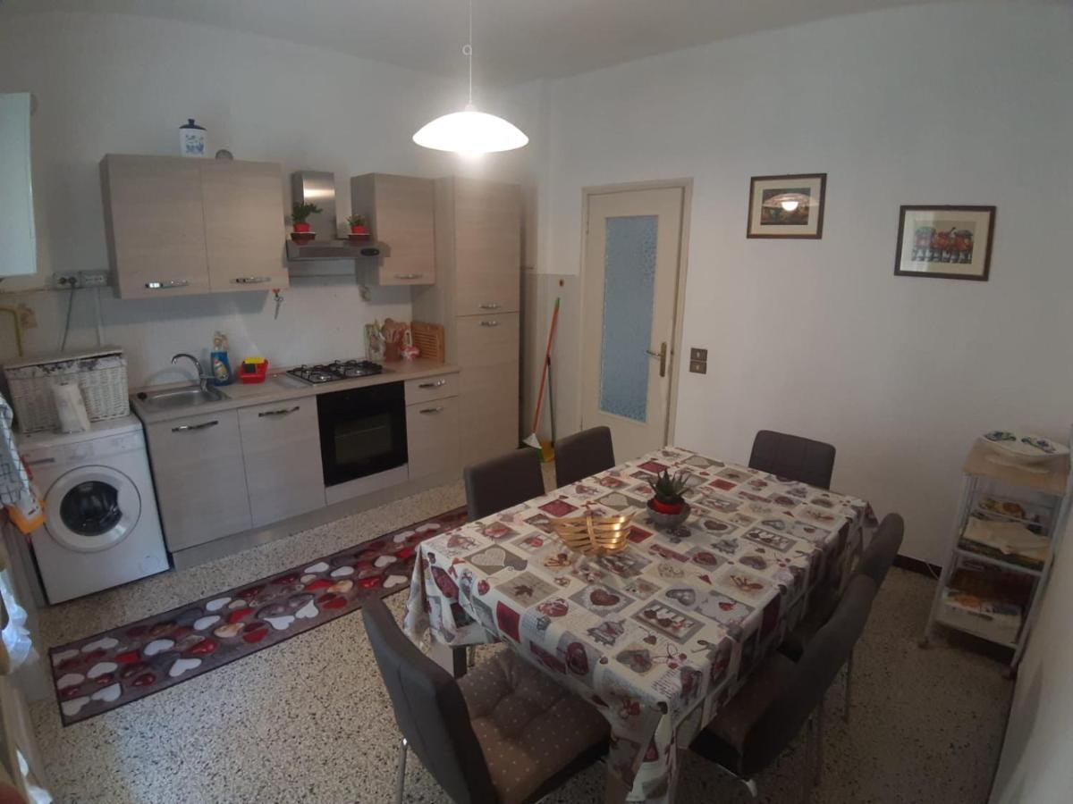 Appartamento centrale fino a 8 posti letto Pontremoli Esterno foto