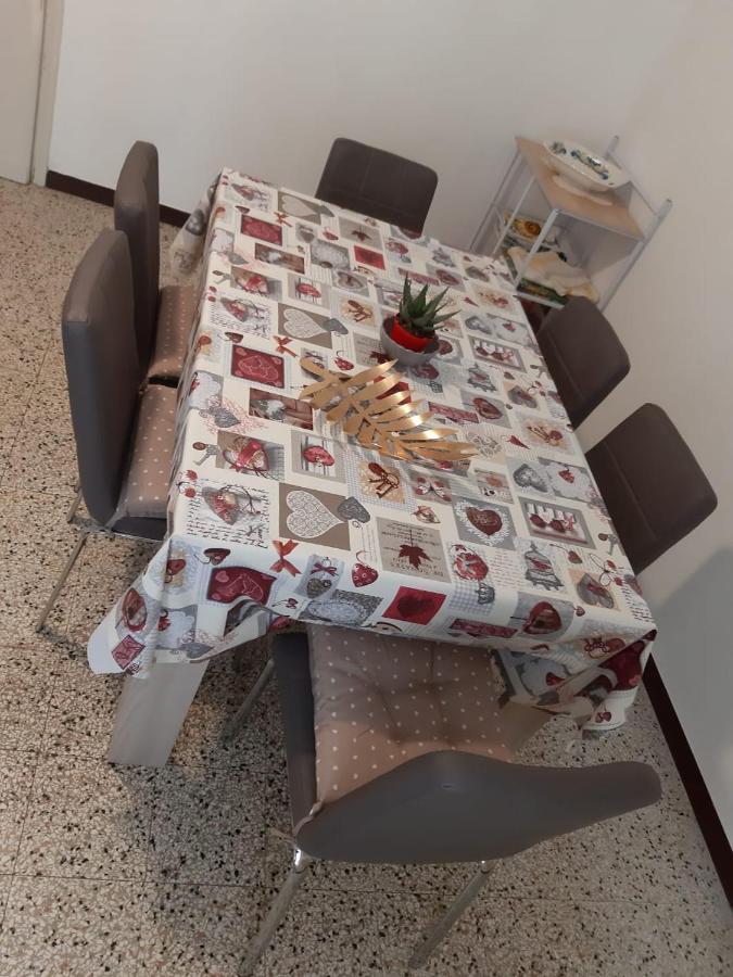 Appartamento centrale fino a 8 posti letto Pontremoli Esterno foto