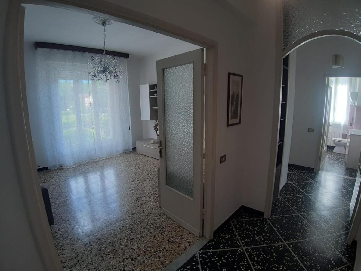Appartamento centrale fino a 8 posti letto Pontremoli Esterno foto